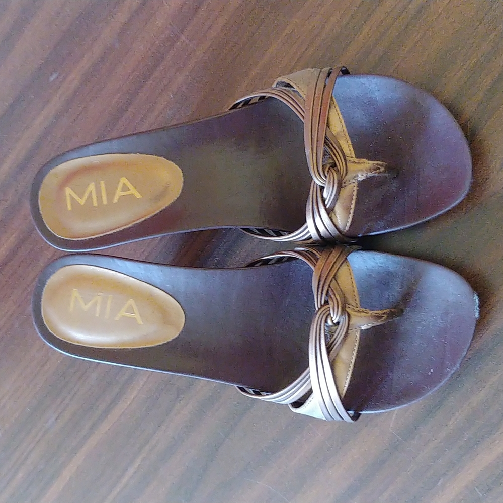 Metallic gold sandals with mini heel